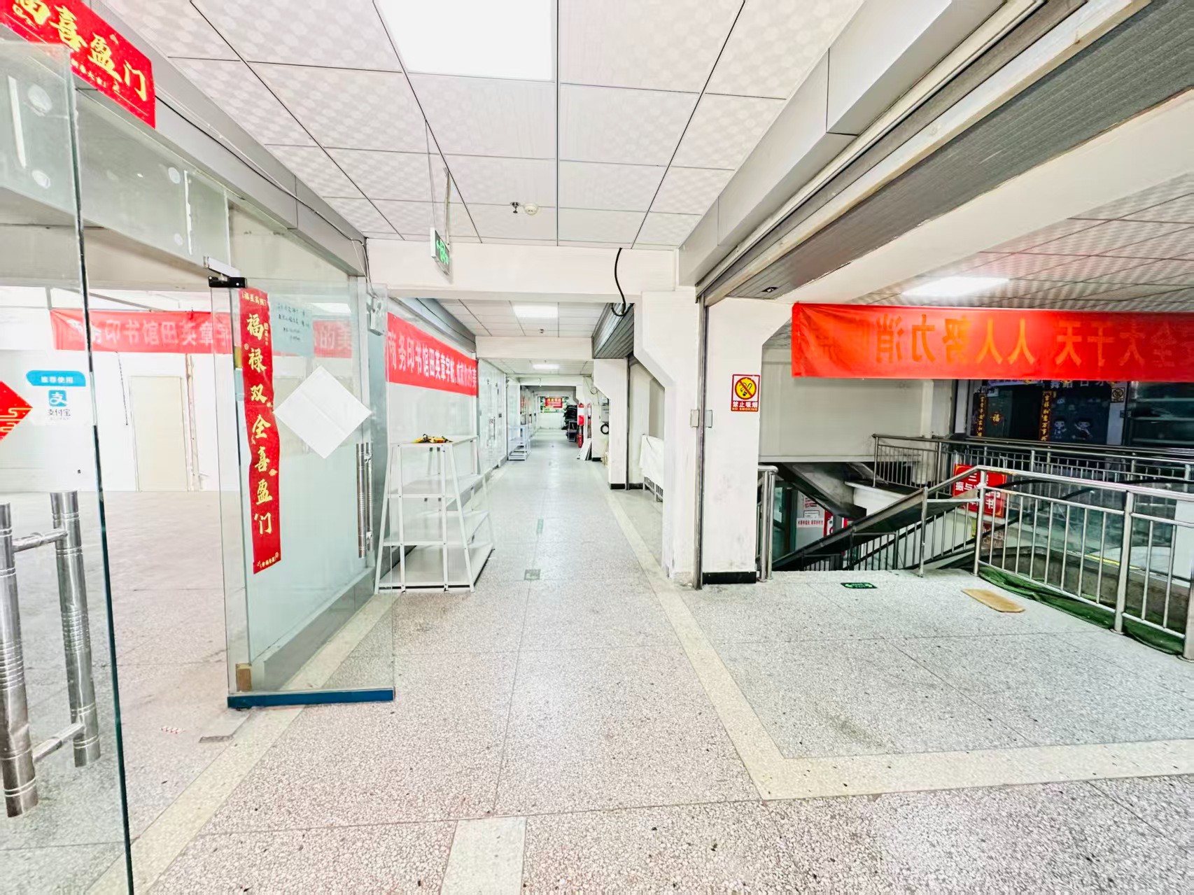学院路引入人工智能技术应用场景，推动AI与商业、零售、电商、企业服务等领域融合发展。